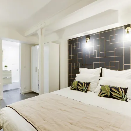 Charming Duplex Near Montmartre Apartment *